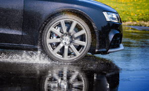 Vannplaning. foto: Nokian Tyres