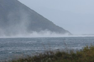 Det blåser full storm i kastene og vinden løfter sjøen . Foto: Jan E. Thorstein