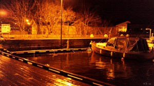 Vannet var ved 21 tida helt oppe ved gangbrygga innerst i Larviksfjorden, ved Skottebrygga. Foto: Reidar Nordkveldemoen©