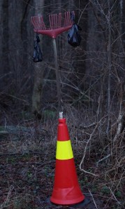 Hundedrittposer opphent på en "kunstnerisk" måte i Sørskogen ved Mølen. Foto: Jan E. Thorstein©