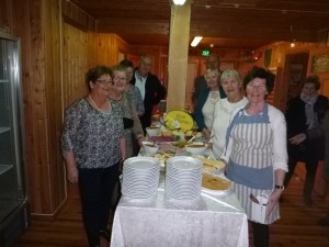  Frokostkomiteen med medhjelpere gjorde en flott innsats både før, under og etter kalaset. Her ser vi fra venstre Anne Lise Røed, Anne Kathrine Holm, Aslaug Allum (delvis skjult), Kristian Røed, Ingvald Holm, Asbjørg Holt Samuelsen, Marit Aakre og Gerd Furustad Heum.
