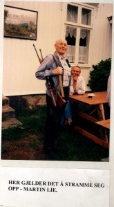 Martin Lie var en sentral person i motstandsbevegelsen i Lågendalen. Ikke minst var han, med lastebilen sin, en nyttig mann for transporten av hjemmefrontmateriell. Med sitt tillitvekkende vesen ble han aldri tatt av tyskerne eller nazi-politiet. I mange år var han omviser på Hedrum bygdetun, og bildet er tatt i den forbindelse.