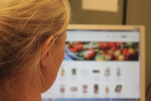 Vi stirrer og stirrer på skjermen. Og blunker for sjelden. (Foto: Hege Høpfner, Newswire) 