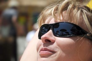 Sola plager flest kvinneøyne.. Foto. Colorbox