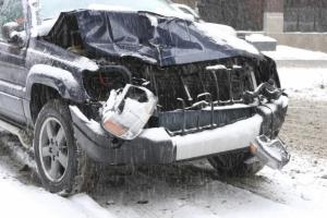 Skift alltid dekk før det første snøfallet. Du er en fare for deg selv og andre hvis du bruker sommerdekk på vinterføre. Foto: iStock/Frende